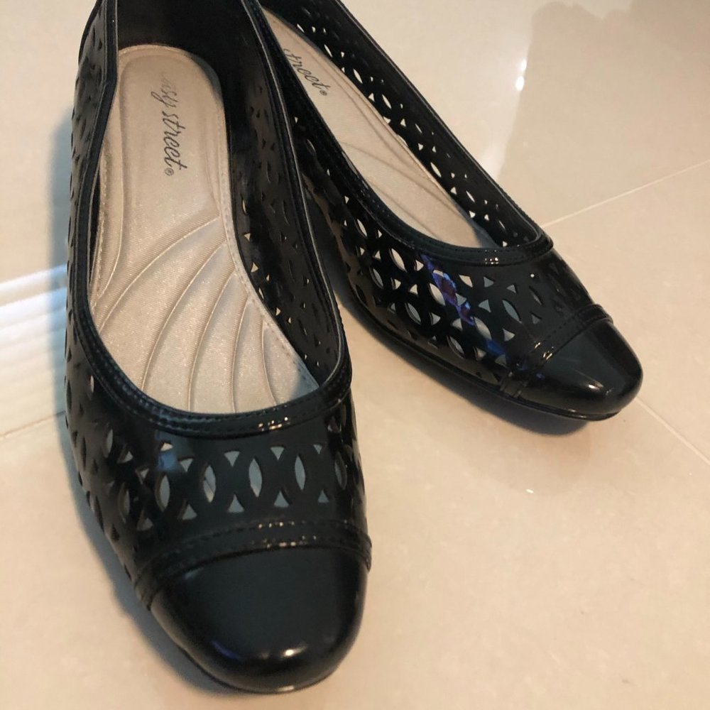 EASY STREET BLACK PATENT LEATHER SHOES SIZE 10